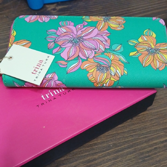 Trina Turk Green Floral Wallet Gorgeous Colors NIB,NWT - Picture 1 of 3